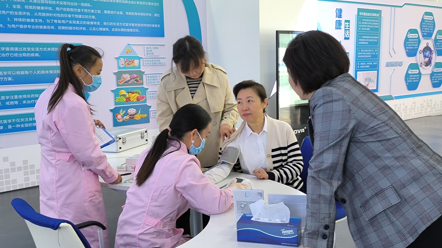 10月20日，市政協(xié)主席劉彤到公司調(diào)研并體驗(yàn)小威健康項(xiàng)目3.jpg